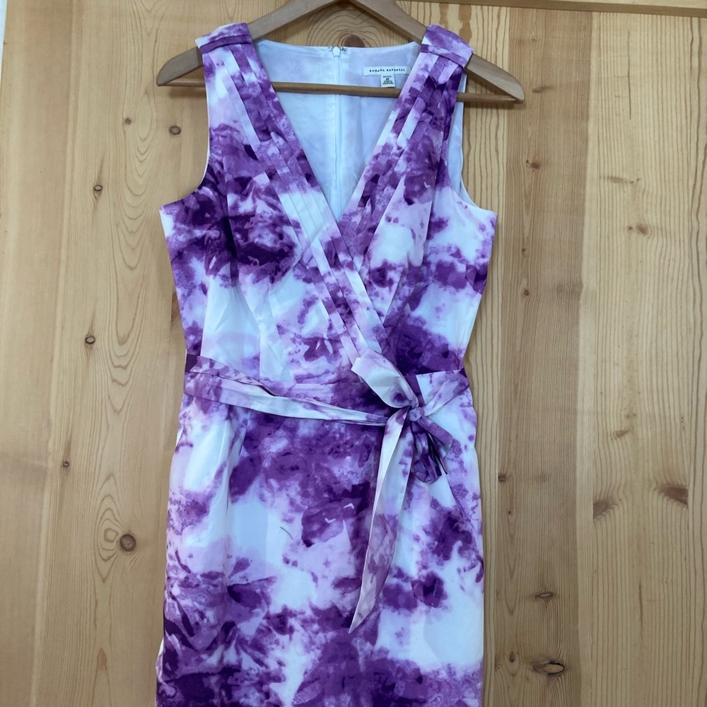 A pretty Banana Republic dress with optional included matching fabric belt.
